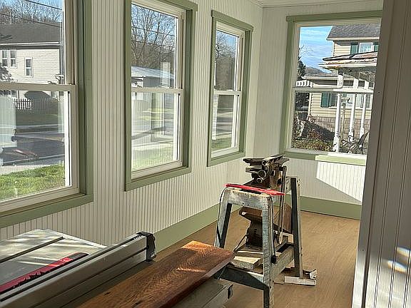 Spacious 3 Seasons Sunporch