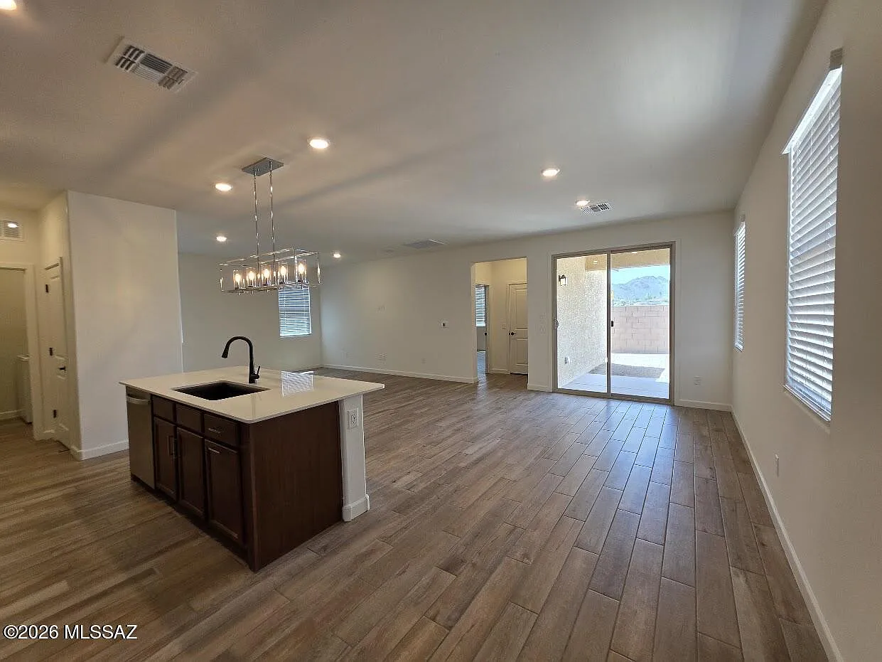 3 bed, 2.0 bath, 1745 sqft, $2,000 — Photo 4