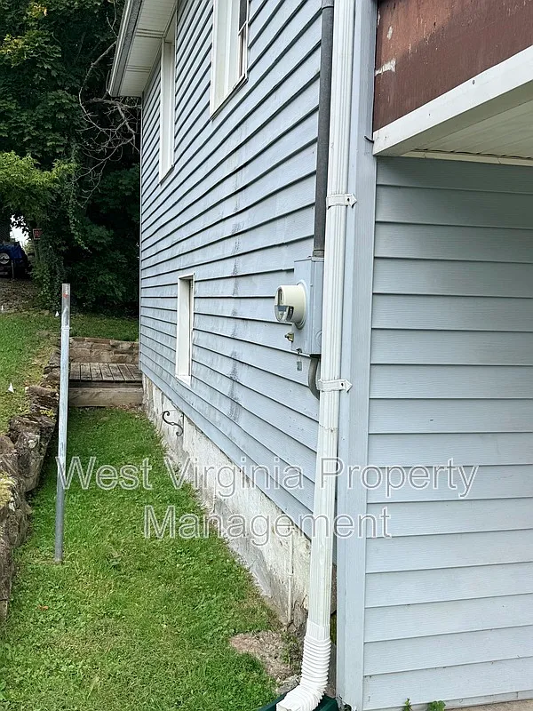 3 bed, 1.0 bath, $1,000 — Photo 2