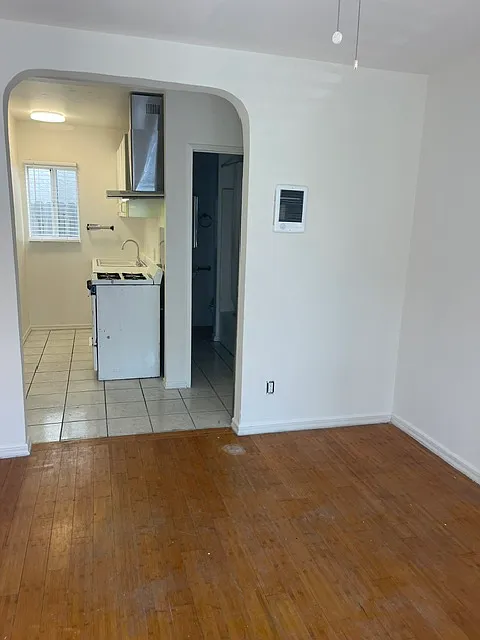 404 E Balboa Blvd — Photo 4