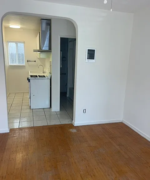 404 E Balboa Blvd — Photo 4