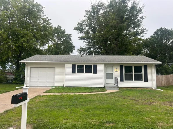 609 Saint Rose Dr, Godfrey, IL 62035