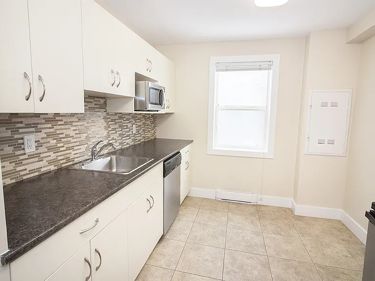 321 Enfield Cres #3 — Photo 3