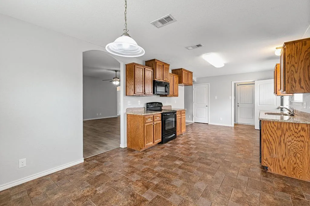 2704 Tarrant County Drive — Photo 4