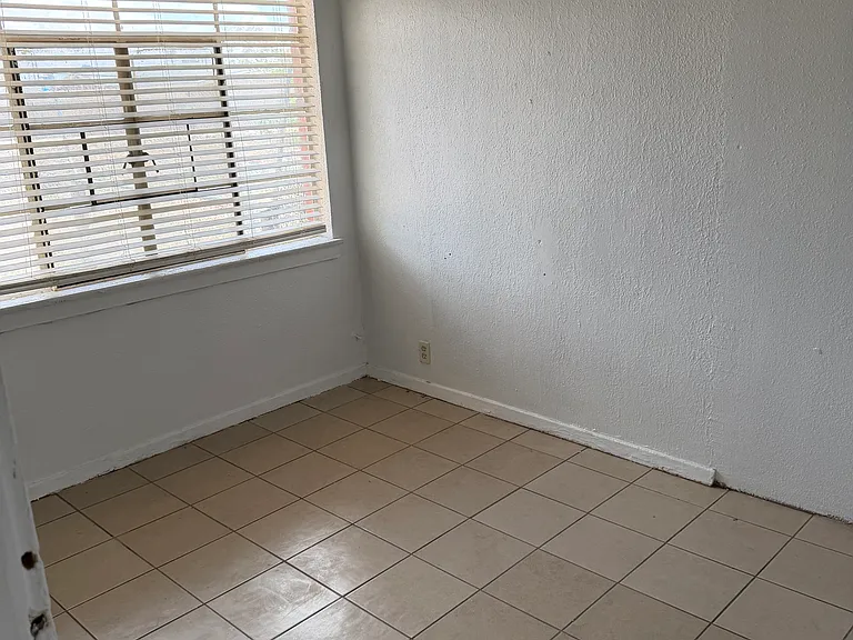 1102 Huckleberry St — Photo 9