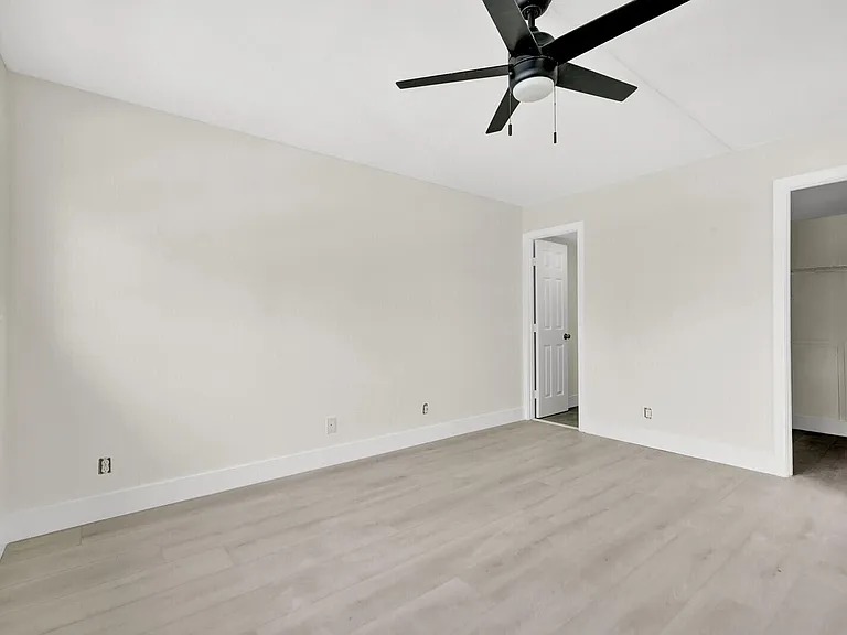 3201 NE 8th St #206 — Photo 14
