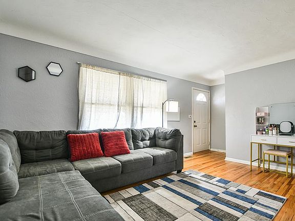 5th image of 1643 Hoyt Ave E