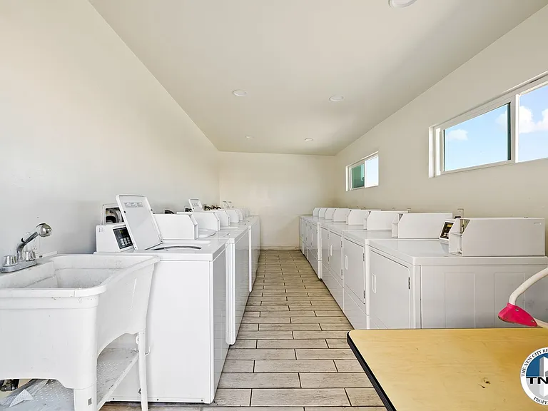 Las Palmas Apartments — Photo 19