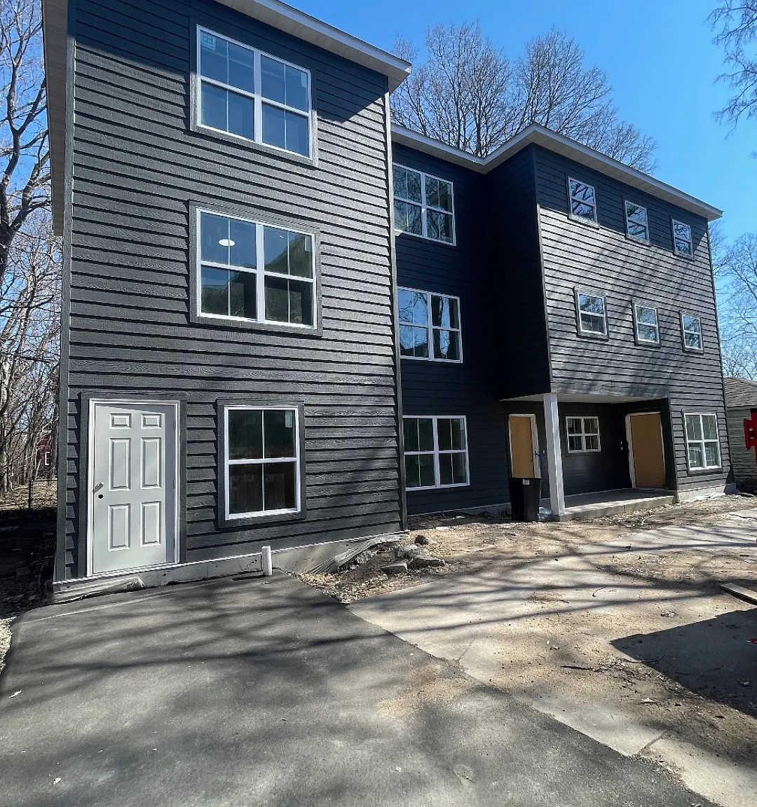 4 bed, $2,600 — Photo 1