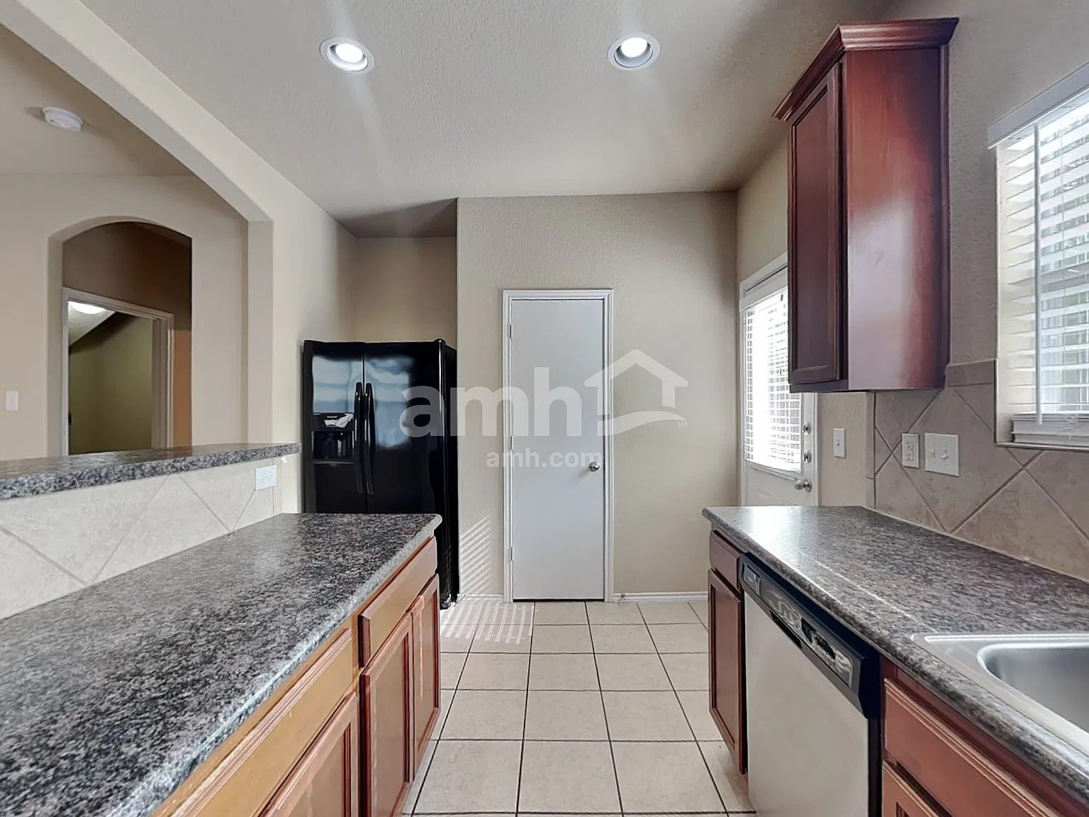 4 bed, 2.5 bath, 2176 sqft, $1,985 — Photo 4