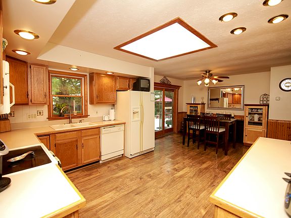 Eat-in kitchen