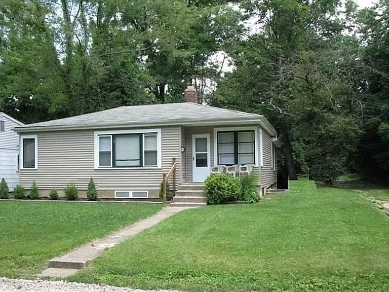 107 S Bryan Ave — Photo 10