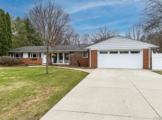 242 Nesbit Ln, Rochester Hills, MI 48309