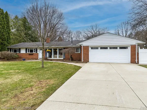 242 Nesbit Ln, Rochester Hills, MI 48309