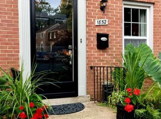 1852 Golf View Ct, Reston, VA 20190