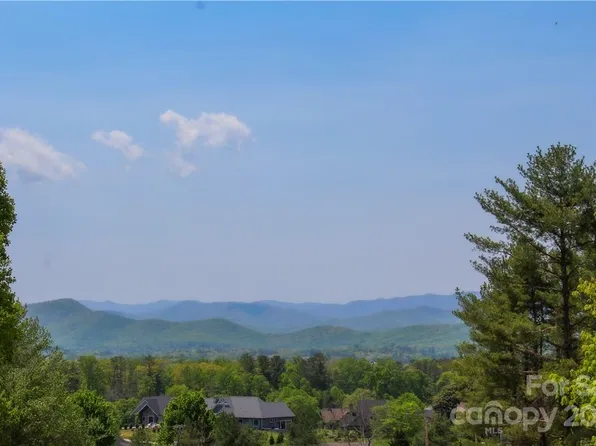 4 Northview Ln, Hendersonville, NC 28792