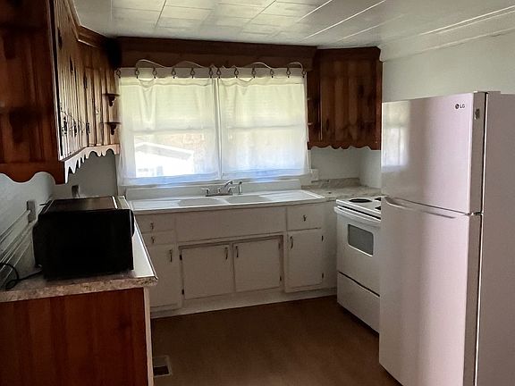 Kitchen dining room combo