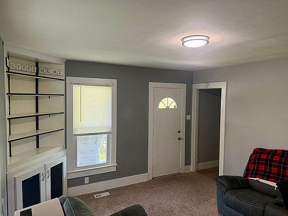 4th image of 742 Young St