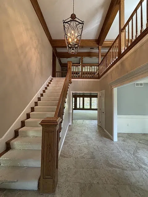 5 bed, 6.5 bath, 7640 sqft, $6,500 — Photo 2
