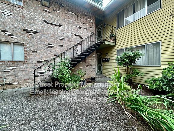 3rd image of 4618 NE Broadway