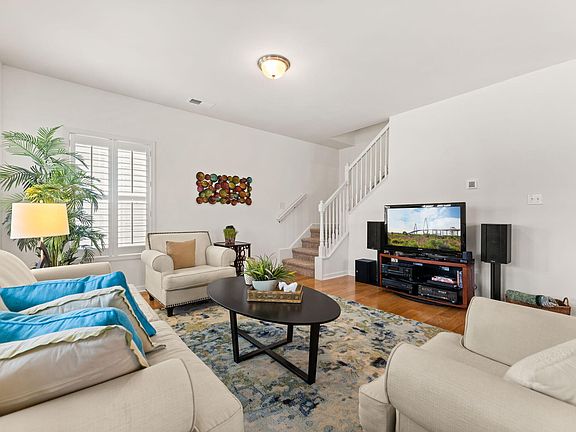 4th image of 1042 Hunley Waters Cir