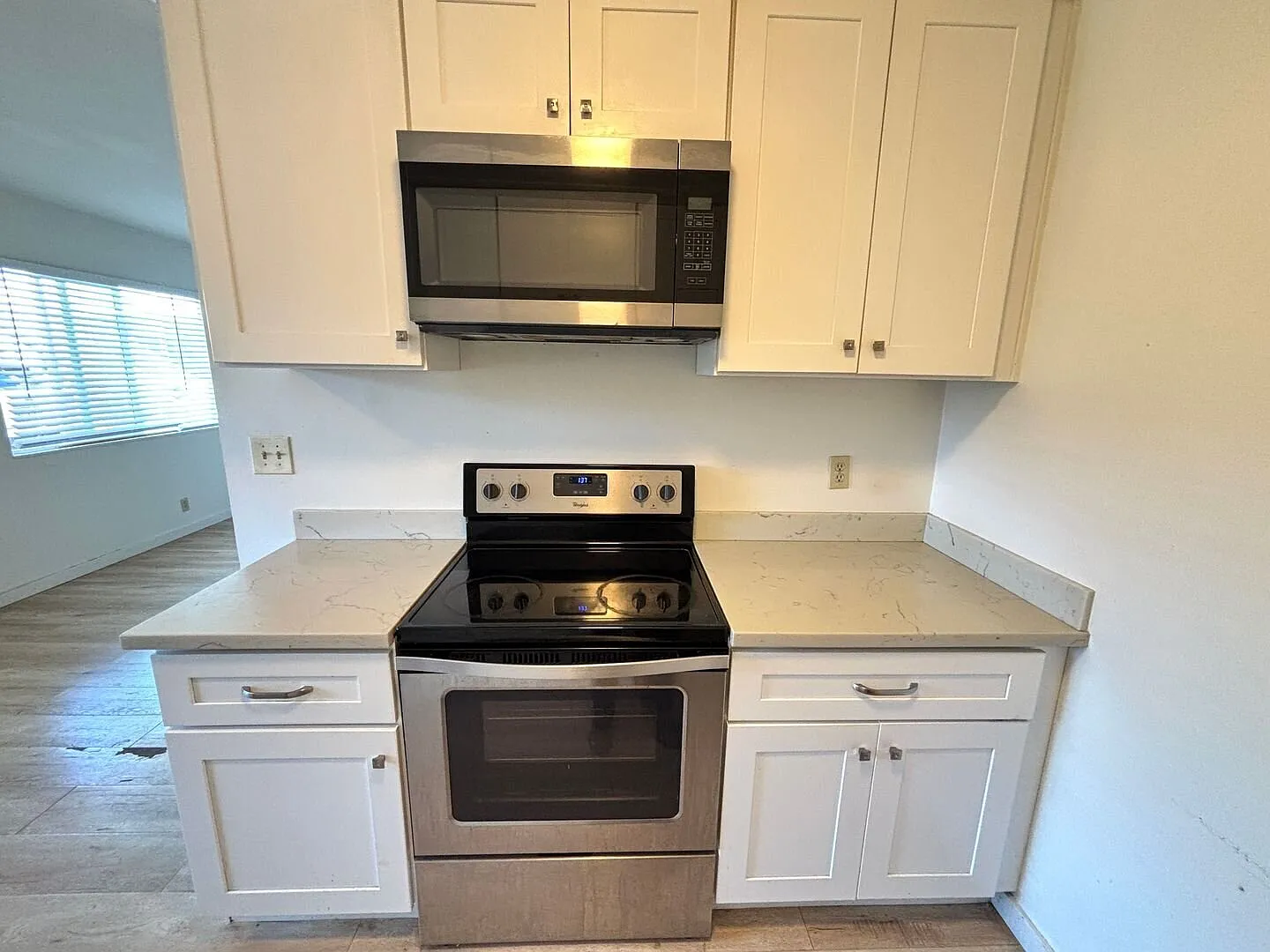 Spacious two bedroom near Webster. Laundry in unit and parking included! — Photo 3