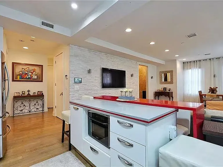 1811 Voorhies Ave #1 — Photo 35