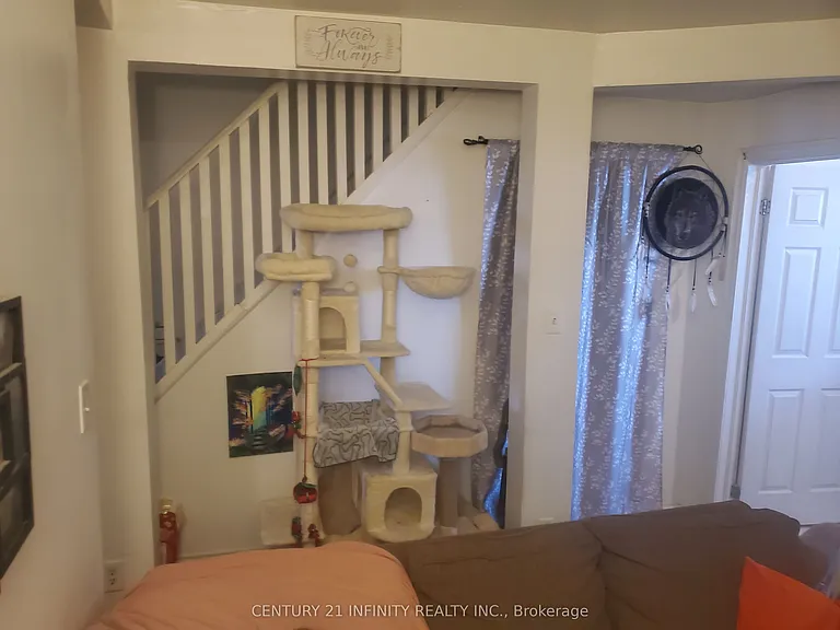 134 Simcoe St S #2 — Photo 2