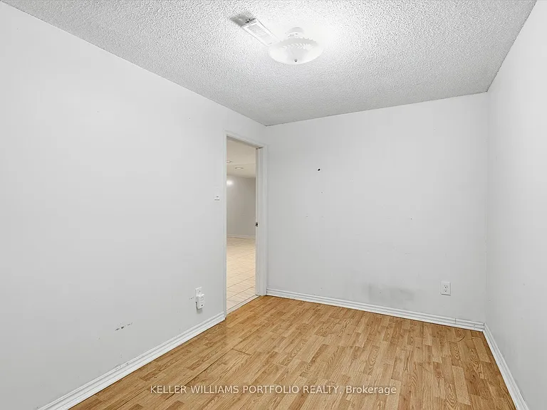 73 Jessica Gdns — Photo 39