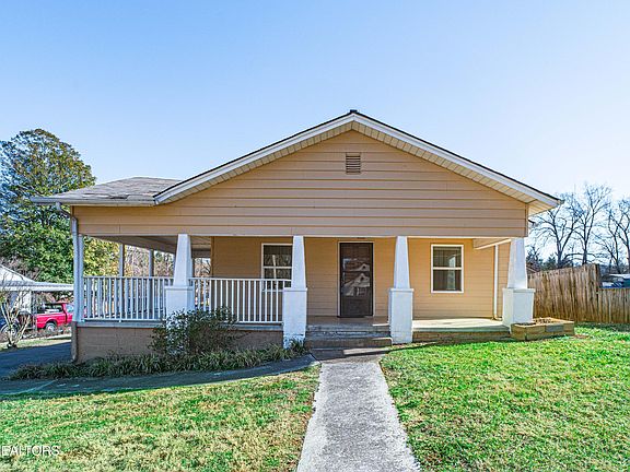 3rd image of 2222 Woodrow Dr