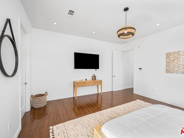 715 N Kilkea Dr #1/2 — Photo 20