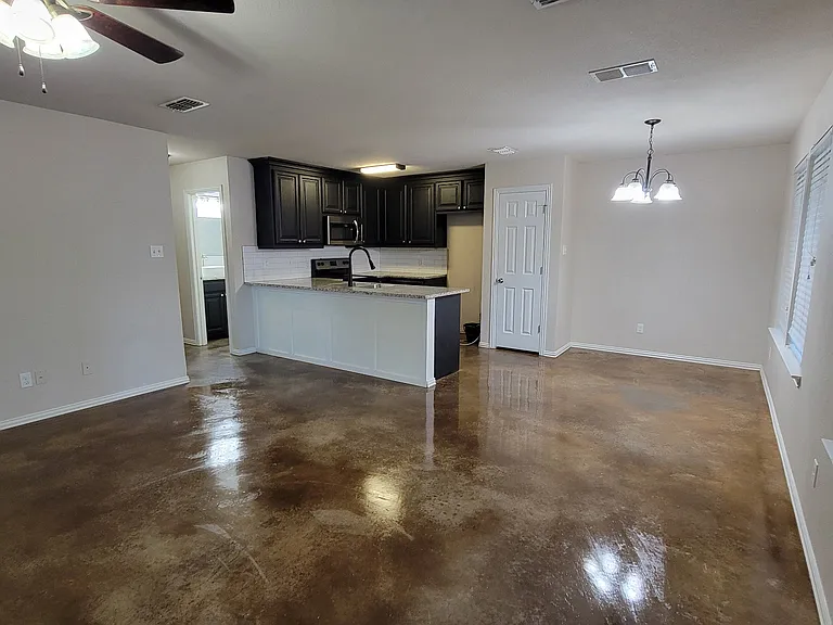 2424 W Walker St — Photo 1