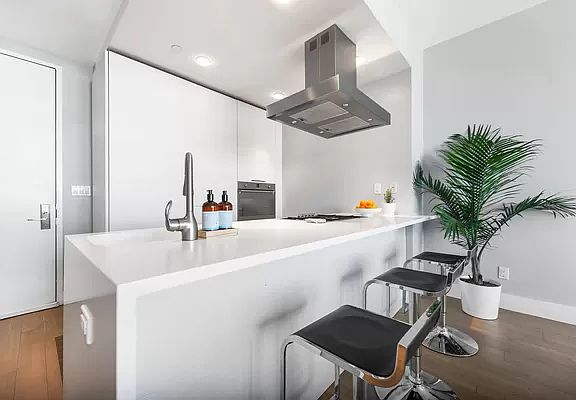 3rd image of 5-19 Borden Ave #5C