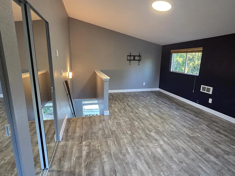 Flex Room / Bedroom #4 (3rd floor)