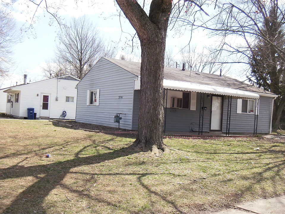 Front and Side yard on Deshler