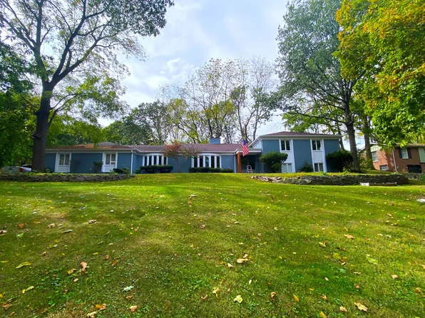 33 Spring Valley Dr, Anderson, IN 46011