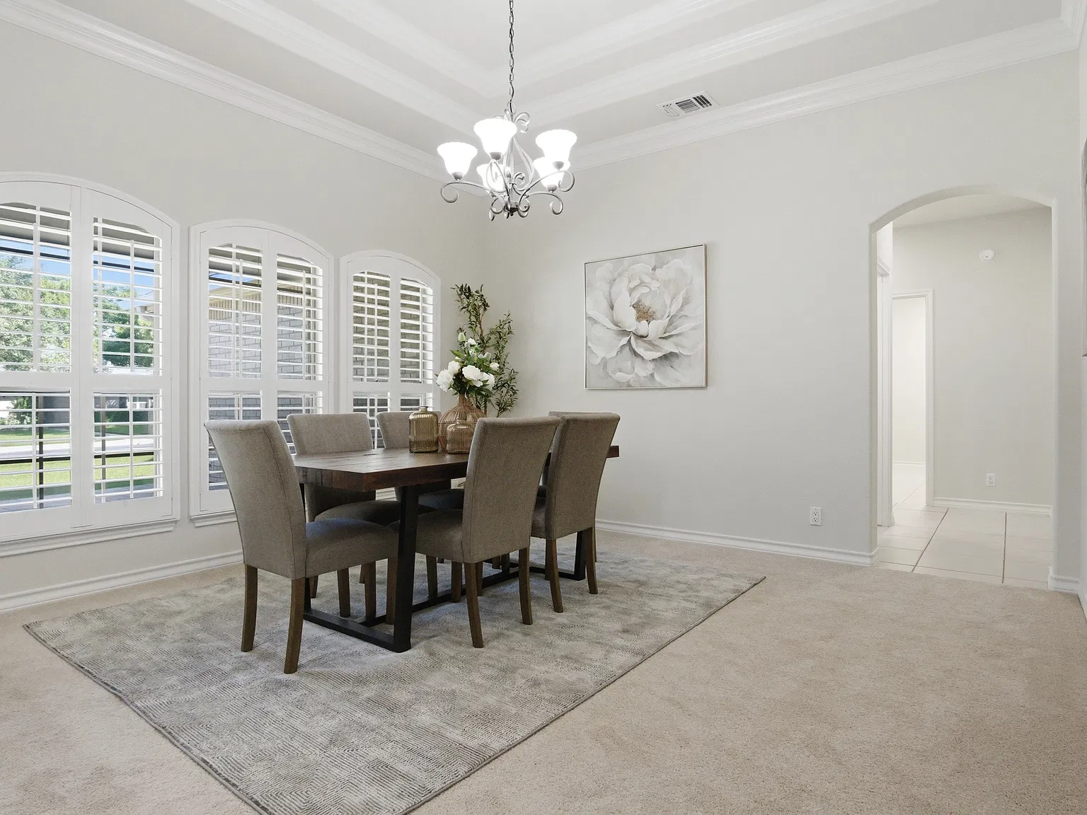 Spacious 3-Bed Beauty with Fireplace, Fenced Yard, and Garage in La Vernia — Photo 4