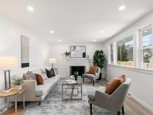 2 Brentwood Ave, Wilmington, MA 01887