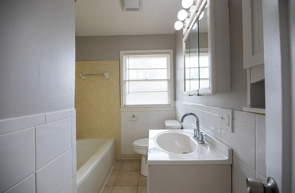 3 bed, 1.0 bath, 922 sqft, $995 — Photo 3