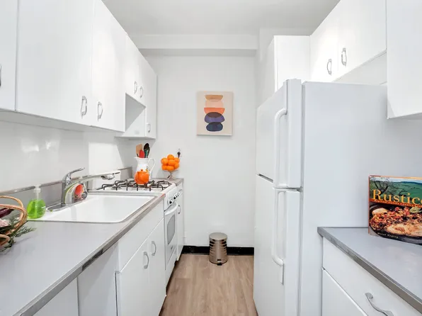 77 West 55th Street image 4 of 9