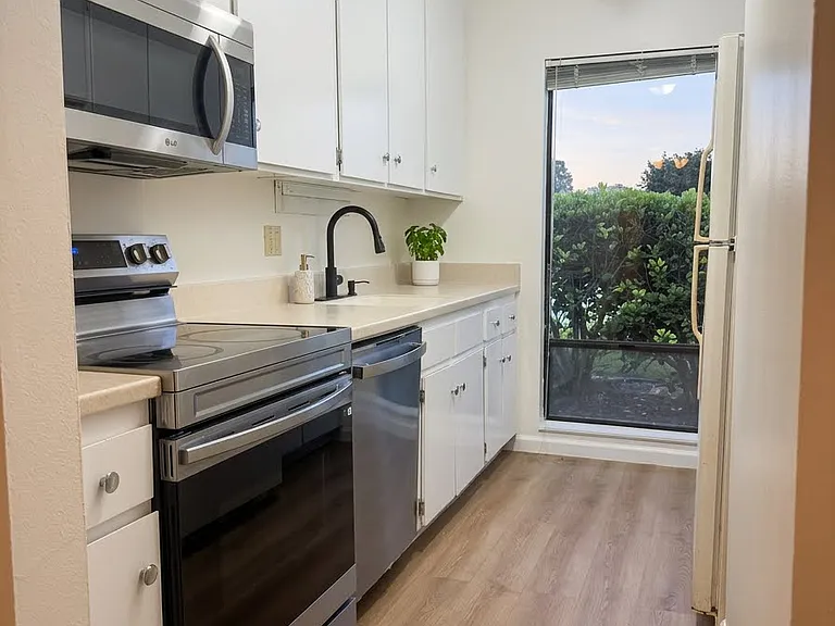796 Woodside Ln E #11 — Photo 4