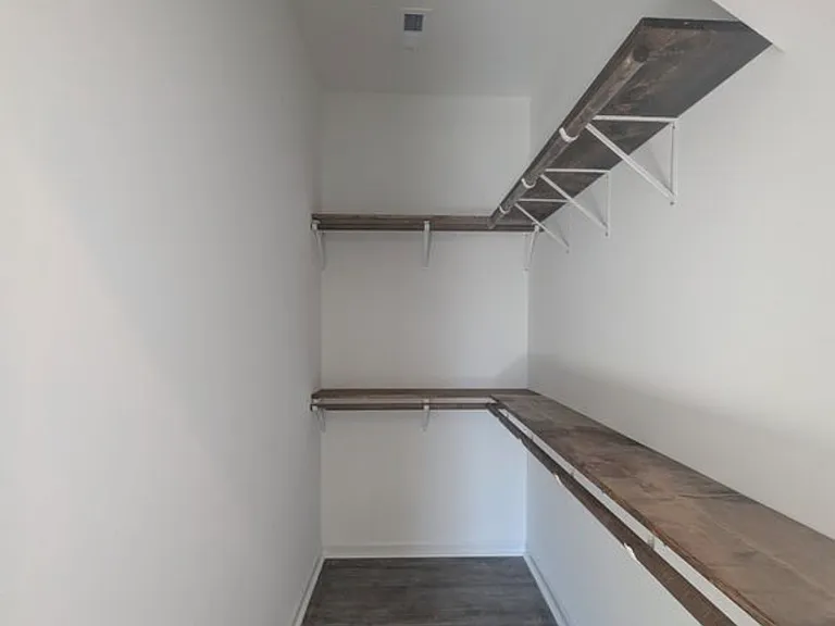 614 W 9th St — Photo 3