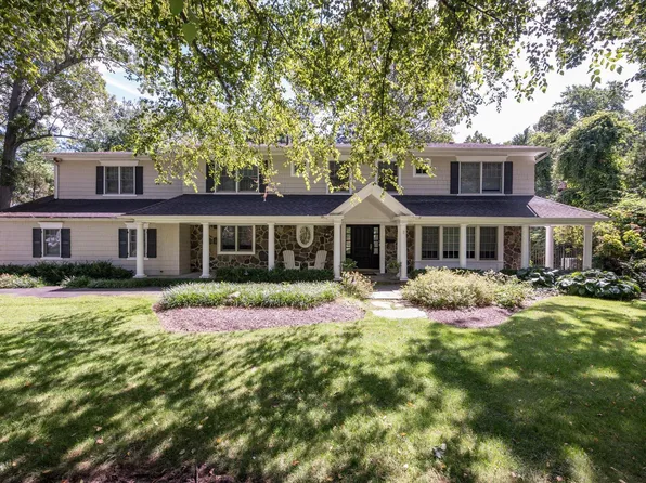 75 Chestnut Drive, East Hills, NY 11576