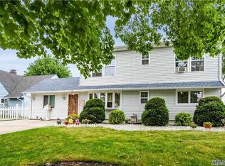 63 Winter Ln, Hicksville, NY 11801
