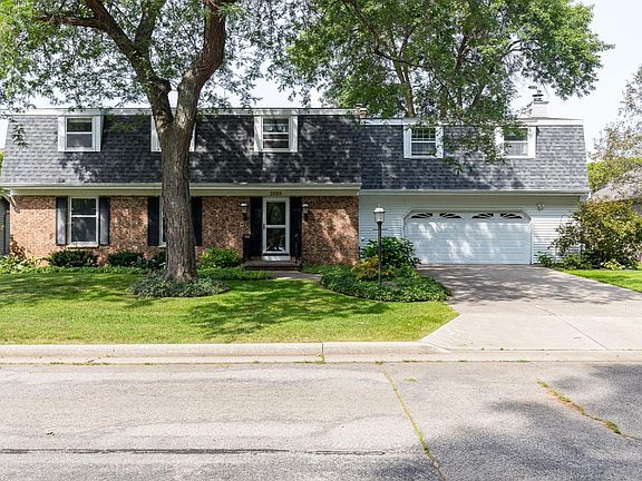 2nd image of 2555 Shorewood Dr
