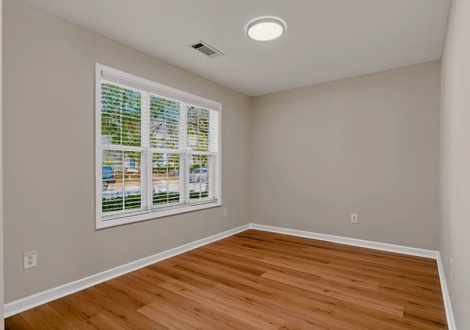 Available Now | Spacious 2-Bed, 2.5-Bath Home In Lantern Walk — Photo 4