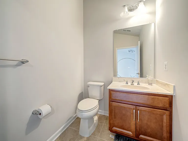 22489 Naugatuck Sq — Photo 11