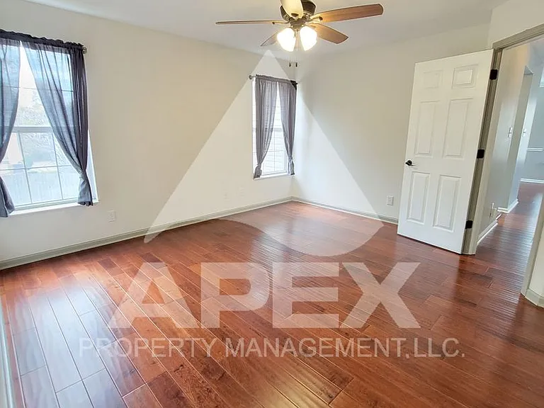 8140 Faircrest Ln — Photo 12