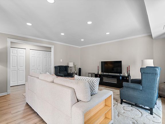 4th image of 838 Quince Orchard Blvd APT 102