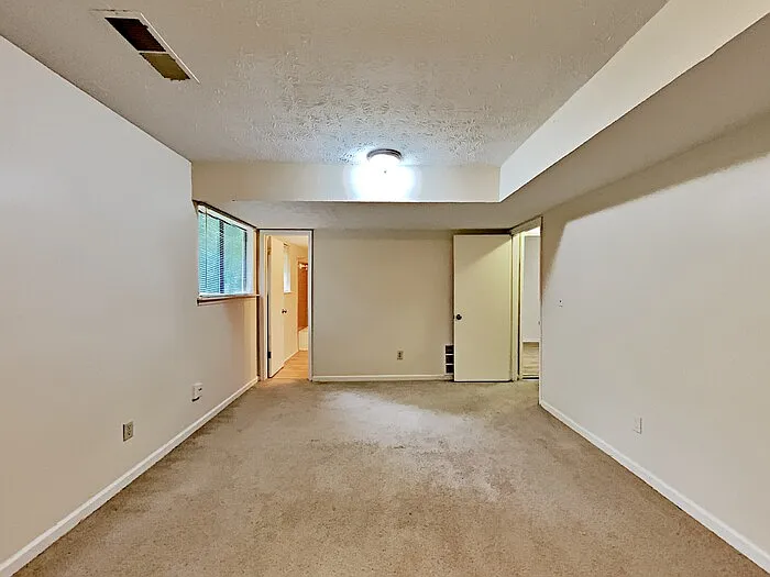 5 bed, 2.0 bath, 1887 sqft, $1,795 — Photo 3